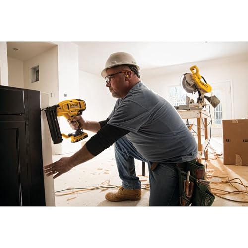 DEWALT 20V MAX* Cordless Brad Nailer Kit, 18GA (DCN680D1)