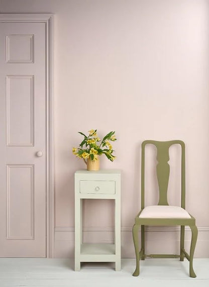 Annie Sloan Satin Paint (Pointe Silk, 25 Fl Oz /750 mL). Soft sheen for interior wood and metal. Self-leveling, all-in-one paint with no wax or lacquer required. - color: Pointe Silk